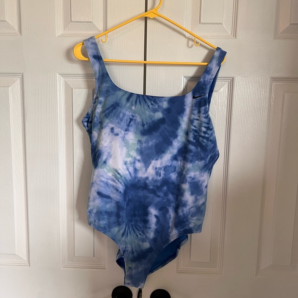 New Nike Women’s suit in size XL